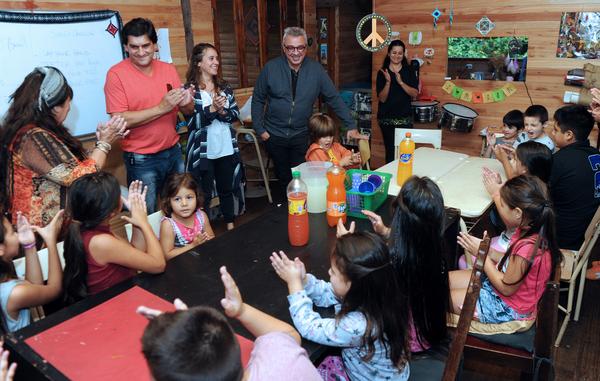 Julio Zamora visitó el centro cultural Am-Tema en Villa La Ñata
