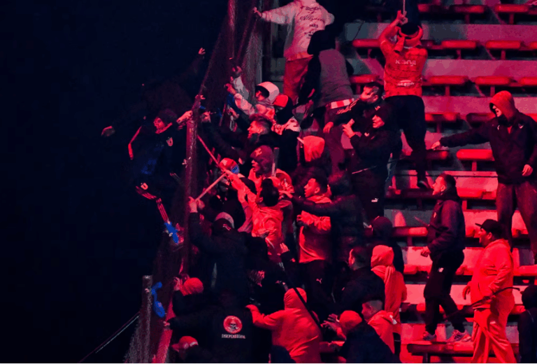 EL VIDEO QUE GRABÓ LA BARRA DE INDEPENDIENTE CON DOS DE LOS HINCHAS CHILENOS ACORRALADOS: “¡PEDÍ PERDÓN!”