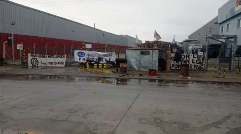 CRISIS EN LA INDUSTRIA FUEGUINA: MÁS DE 140 DESPEDIDOS RECLAMAN EL PAGO DE SUELDOS