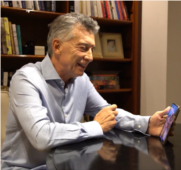 MAURICIO VA A CLASES