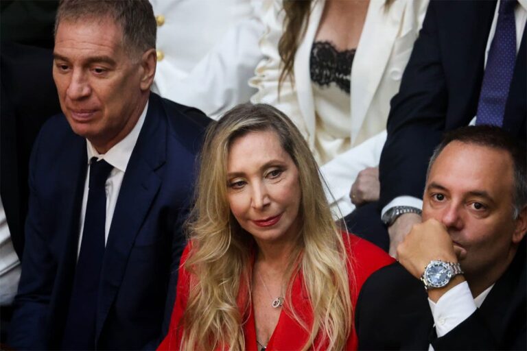 EL GOBIERNO, JAQUEADO EN LA OPINIÓN PÚBLICA POR EL AFFAIRE ADORNI