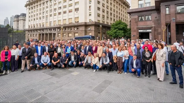 150 INTENDENTES LE EXIGIERON A CAPUTO QUE BAJE EL PRECIO DEL COMBUSTIBLE