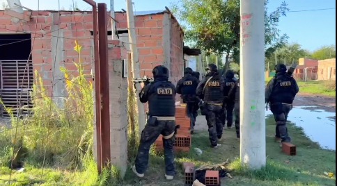 RAPPAZZO: “EL QUE VENDE DROGA CAE” TRAS OPERATIVO CON SECUESTRO DE TUSI, COCAÍNA Y ARMAS EN RODRÍGUEZ