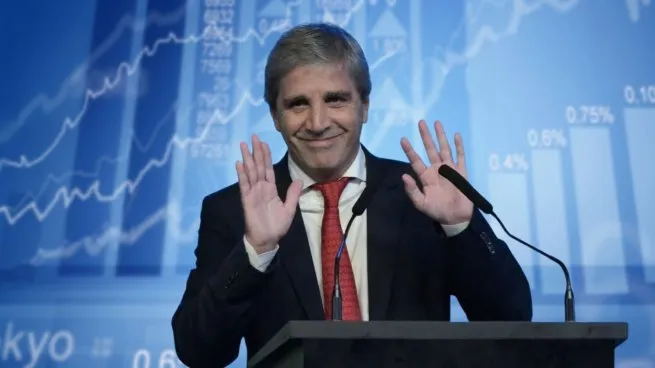 LOS COMODINES DEL SUPERÁVIT FISCAL: LUIS CAPUTO PISA LA DEVOLUCIÓN DE IMPUESTOS Y SUMA INGRESOS EXTRAORDINARIOS