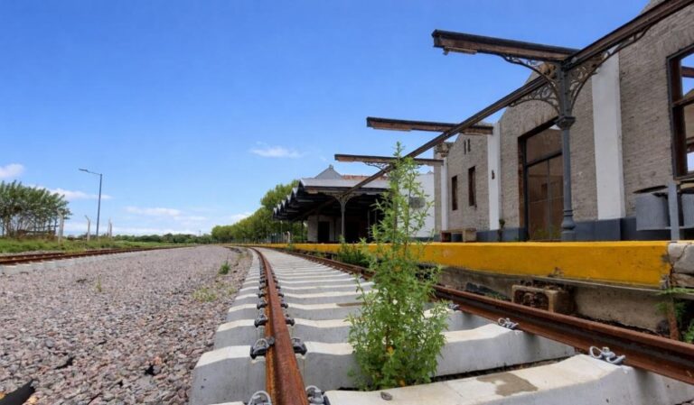 ADVIERTEN QUE ESTÁ PARALIZADA LA OBRA DE RENOVACIÓN DE VÍAS ENTRE LAS HERAS Y LOBOS