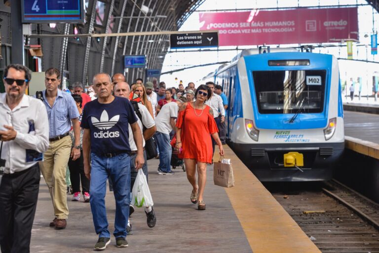 CON EL SERVICIO EN CRISIS, EL GOBIERNO ANUNCIA FUERTES AUMENTOS DE LAS TARIFAS DE TRENES Y COLECTIVOS NACIONALES