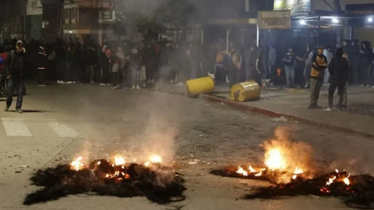 PUEBLADA POR LA MUERTE DE AGOSTINA: DE «NADIE NOS ESCUCHÓ» A «VAMOS A PRENDER FUEGO TODO»