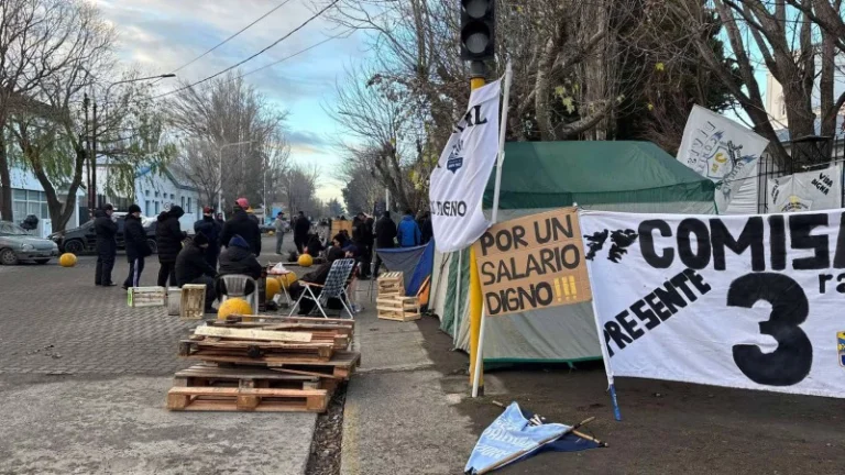 HUBO REUNIÓN ENTRE TRABAJO Y POLICÍAS AUTOCONVOCADOS: QUÉ SUCEDERÁ CON LA PERMANENCIA EN CASA DE GOBIERNO DE SANTA CRUZ