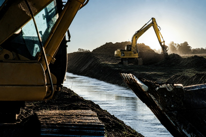 9 DE JULIO: LA PROVINCIA AVANZA CON LA LIMPIEZA DEL CANAL CAÑADA DEL SALADILLO