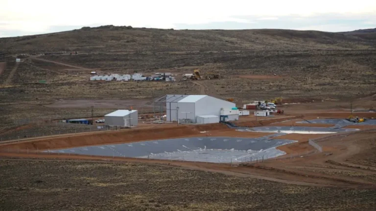 RÍO NEGRO PARALIZÓ LOS TRABAJOS EN LA MINA DE CALCATREU POR NO CUMPLIR CON EL 80% DE CONTRATACIÓN LOCAL