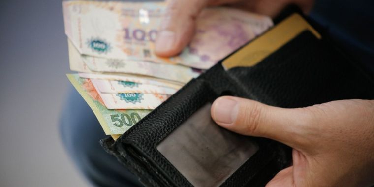 DE CUÁNTO ES EL SALARIO MÍNIMO VITAL Y MÓVIL HOY Y POR QUÉ LA REUNIÓN ENTRE LAS PARTES TERMINÓ EN ESCÁNDALO