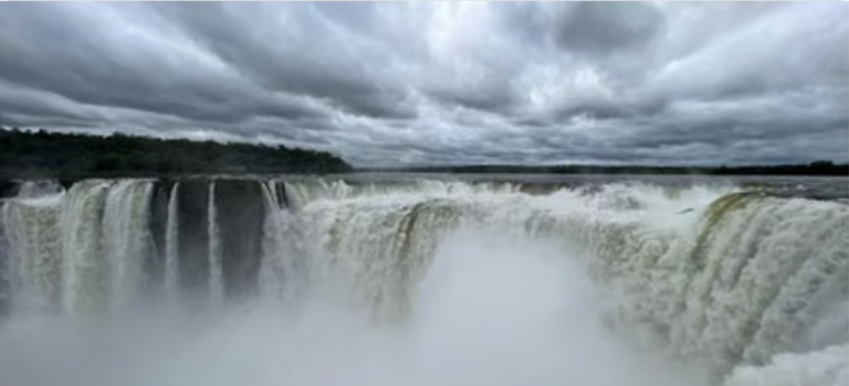 CERRARON LA GARGANTA DEL DIABLO EN LAS CATARATAS DEL IGUAZÚ EN MEDIO DE UN ALERTA POR CRECIDA DEL RÍO