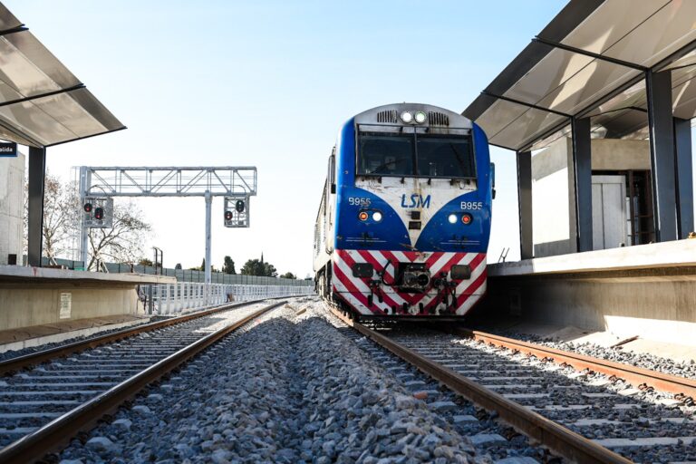 AHORA DICEN QUE LA ELECTRIFICACIÓN DEL SAN MARTÍN DEPENDERÁ DE LA PRIVATIZACIÓN DE TRENES ARGENTINOS